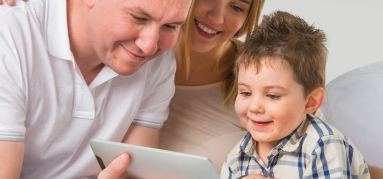EducationalAppStore-parents-child-learning-together-750x350